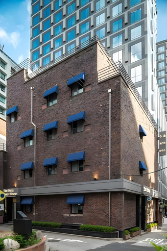 Exterior & Views
