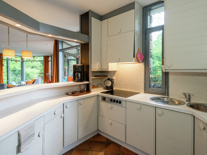 Others 4, Spacious Cottage in Robertville with Swimming Pool, Liège