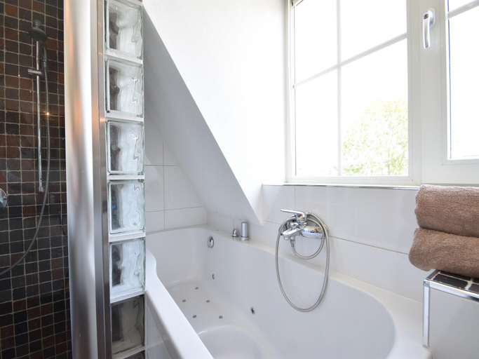 Bathroom 3, Enticing Holiday Home in Oude with Garden, Oostflakkee