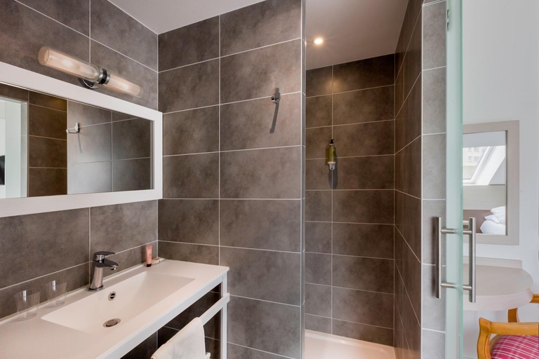 Bathroom 4, Hotel Restaurant Le Dauphin et Le Spa du Prieure, Calvados