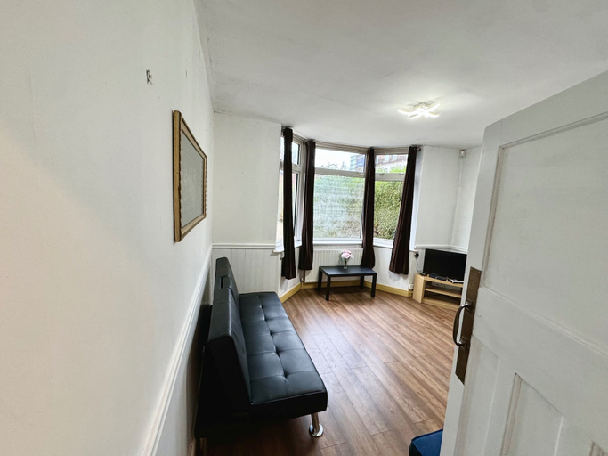 Living area 2, Detached 4beds - Windsor, Heathrow & London Access, Surrey