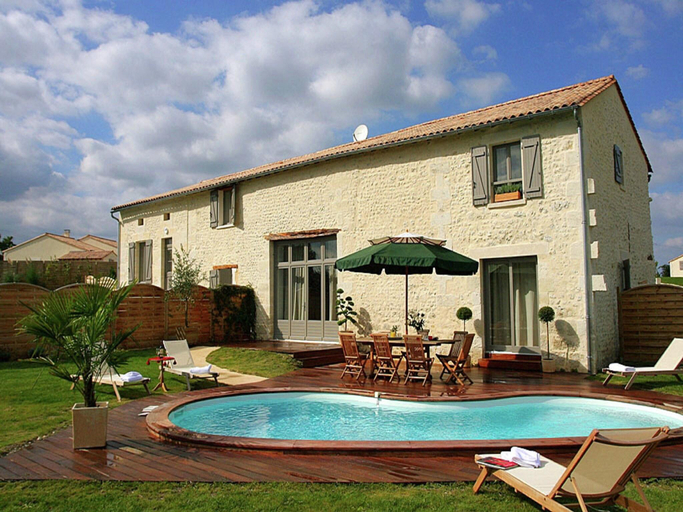 Sport & Beauty 2, Villa in France with Private Pool Garden, Charente