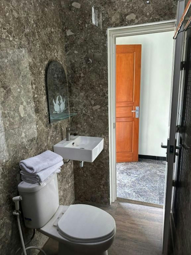 Bathroom 5, Zameeira Homestay Syariah, Solo