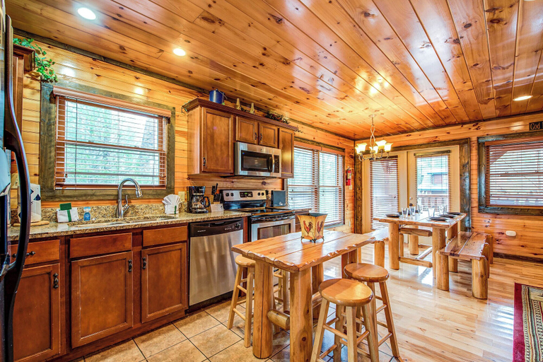 Food & Drinks 4, Standing Bear Lodge, Sevier