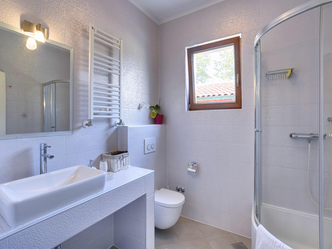 Bathroom 4, Villa in Marmajola with Private Pool, Vodnjan