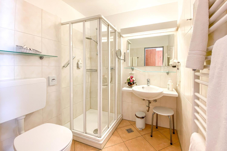 Bathroom 3, Hotel-Restaurant Vier Linden, Stade