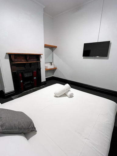 Bedroom 2, Avon Valley Inn Hotel, Gloucester