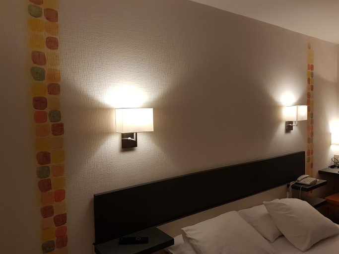 Bedroom 3, Hotel Restaurant Le Dauphin et Le Spa du Prieure, Calvados