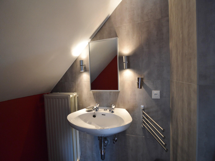 Bathroom 3, Hillside Retreat with Pond, Liège