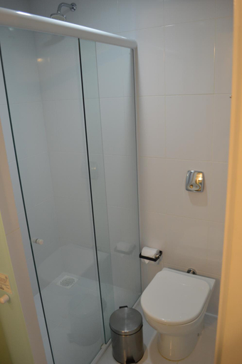 Bathroom 2, Hotel Buganville Express, Castro