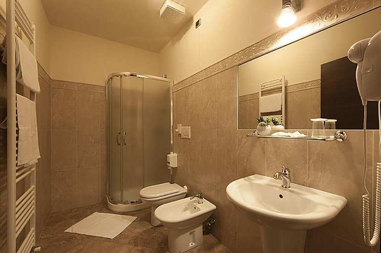 Bathroom, Hotel Plestina Ristorante Pizzeria, Perugia