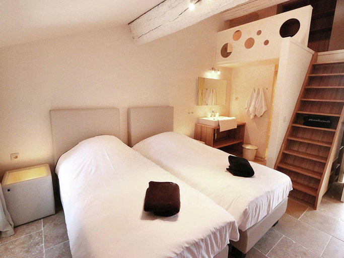 Bedroom 3, Serene Family Escape, Aude