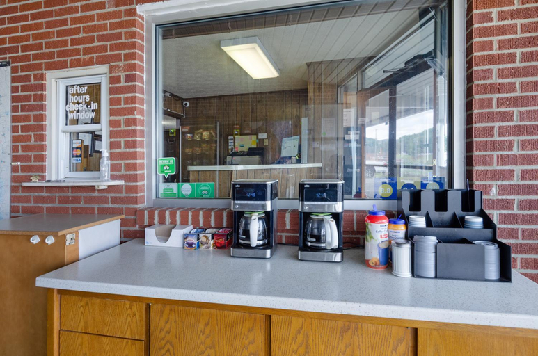 Food & Drinks 5, Knob Hill Motor Lodge, Carroll