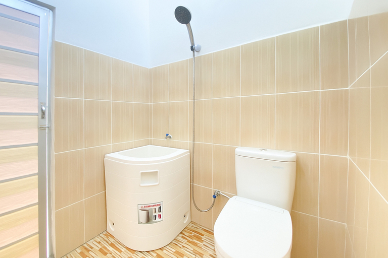 Bathroom 3, RedDoorz near Terminal Baru Pasuruan, Pasuruan