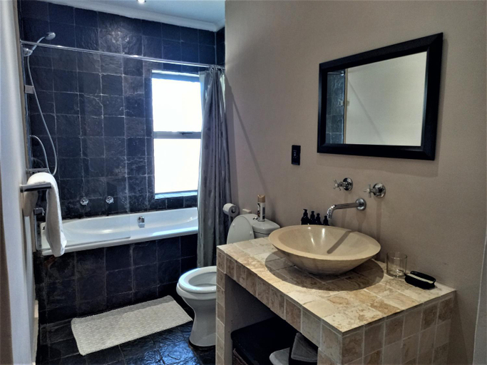 Bathroom 5, Mandalay Beach Guest House, City of Cape Town