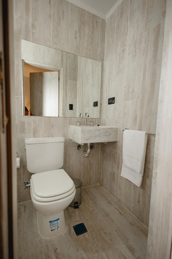 Bathroom 3, Hotel Lindor, Banda
