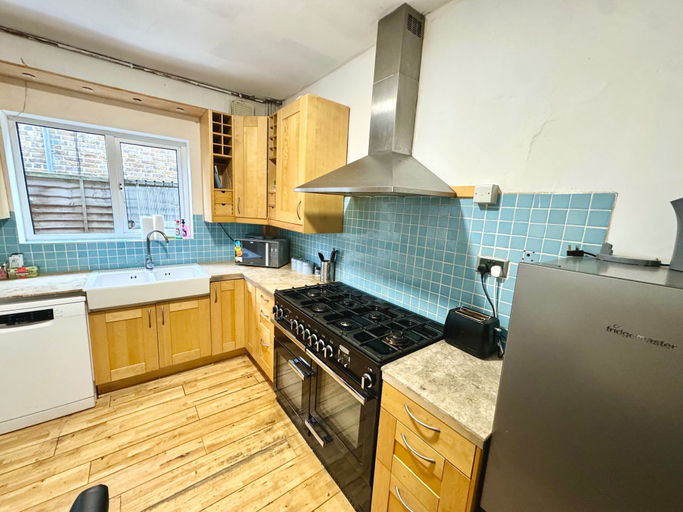 Private kitchen 5, Detached 4beds - Windsor, Heathrow & London Access, Surrey