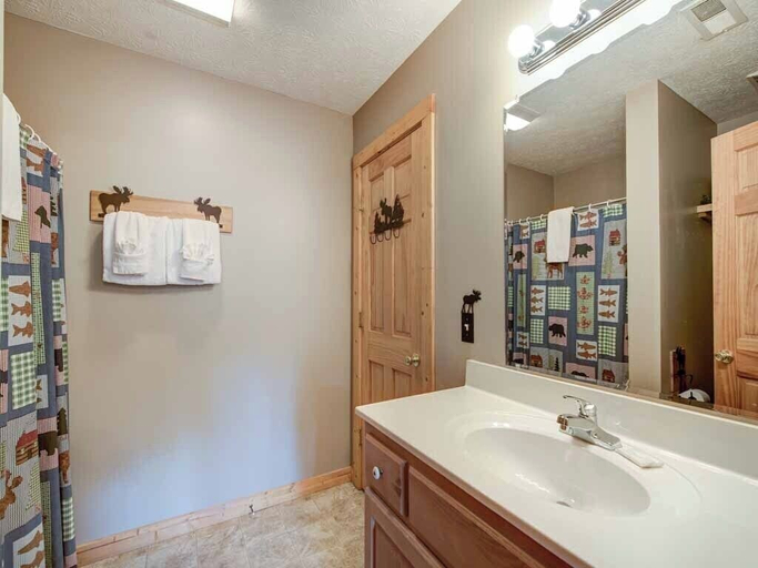 Bathroom, Running Bear by Jackson Mountain Rentals, Sevier