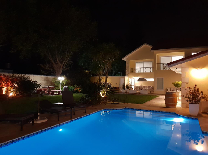 Sport & Beauty 2, Charming fully fitted double storey cottage near Constantia Village, City of Cape Town