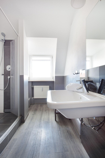 Bathroom 5, Five Reasons Hotel & Hostel, Nürnberg