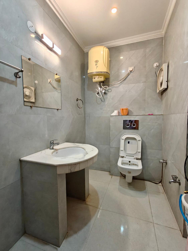 Bathroom 3, The Avantika Hotel & Woodland Restaurant, Gorakhpur
