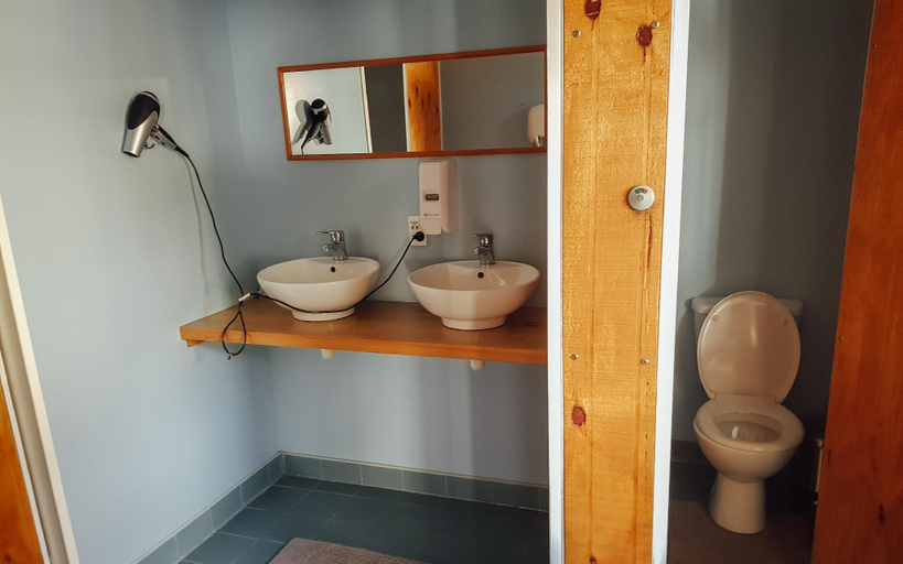 Bathroom 4, Blue Moon Lodge, Marlborough
