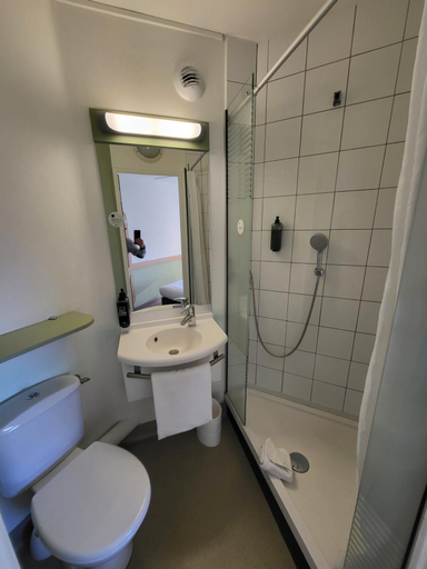 Bathroom 4, Ibis Budget Marseille Valentine, Bouches-du-Rhône
