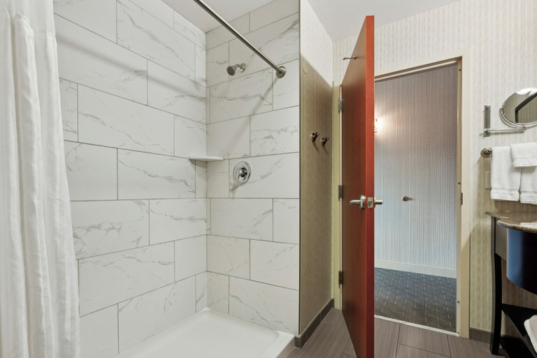 Bathroom 4, Hotel Warner, Chester