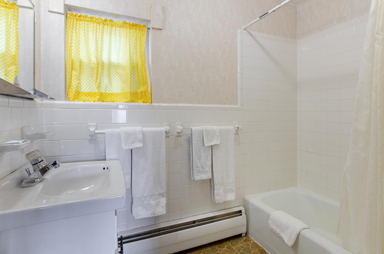 Bathroom 4, Knob Hill Motor Lodge, Carroll