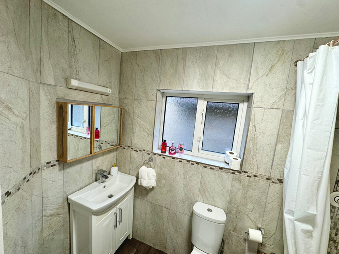 Bathroom 4, Detached 4beds - Windsor, Heathrow & London Access, Surrey