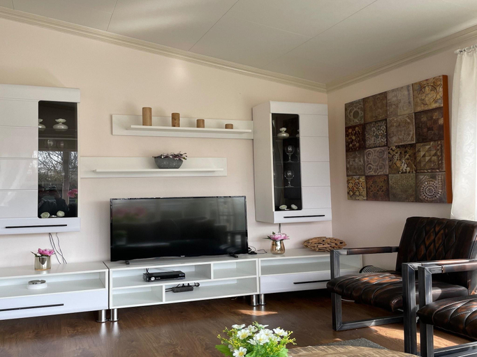 2, Chalet with dishwasher in a park, Angerlo