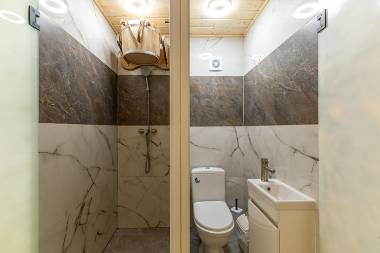 Bathroom 3, Шишка, Rakhivs'kyi
