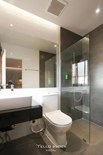 Bathroom 4, Yello Block Hotel, Phon Thong