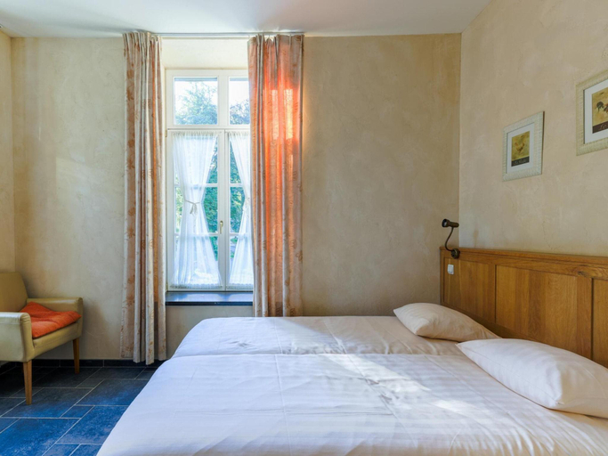 Bedroom 2, Spacious apartment in a 16th-century castle, Liège
