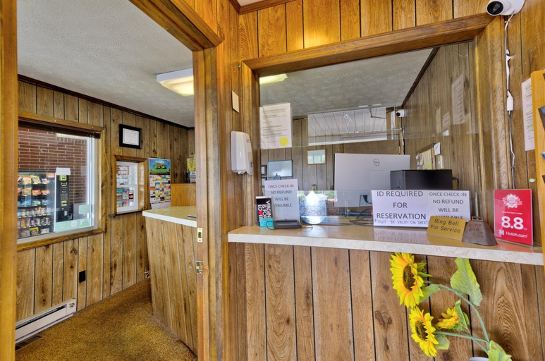 Public Area 2, Knob Hill Motor Lodge, Carroll