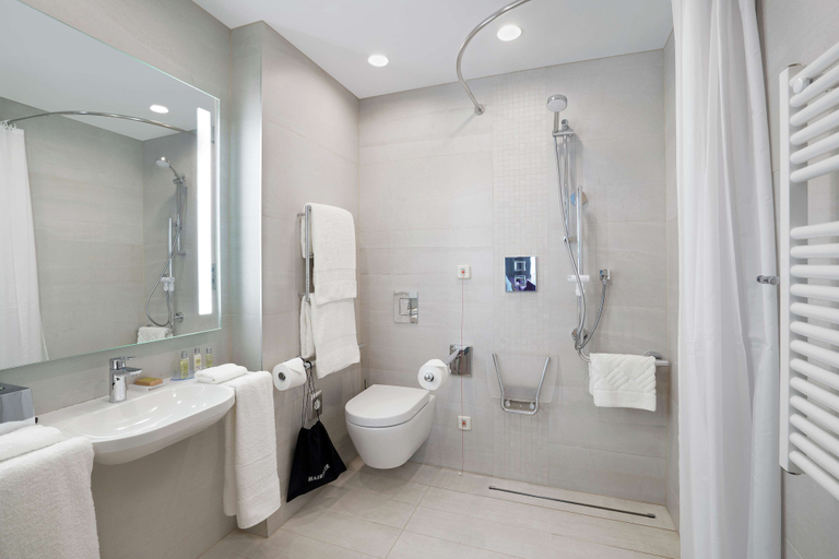 Bathroom 5, Hilton Garden Inn Budapest City Centre, Budapesti