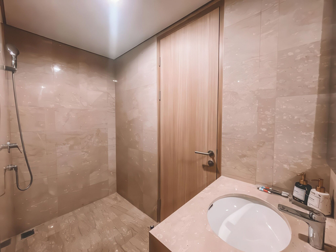 Bathroom 4, Staycation Jakarta Holland Village, Central Jakarta