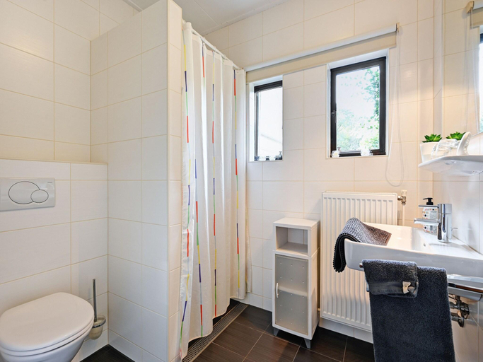 Bathroom 2, Holiday Home Montferland near Huis Bergh Castle, Bergh