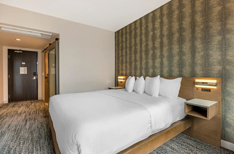 Bedroom 4, Cambria Hotel Portland - Pearl District, Multnomah