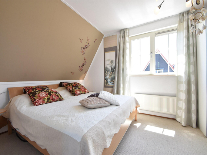 Bedroom 2, Enticing Holiday Home in Oude with Garden, Oostflakkee