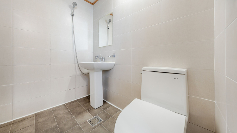 Bathroom 4, Pohang In The Blue Spa Pension, Pohang
