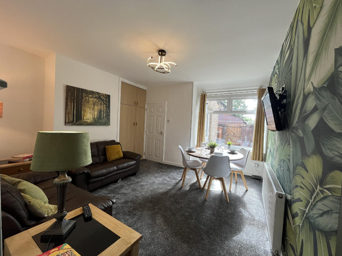 Others 5, Modernised central Wigan townhouse sleeps up to 6, Wigan