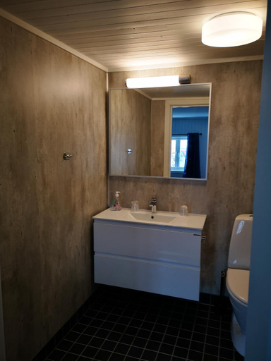 Bathroom 2, Henningsvær Guesthouse, Vågan