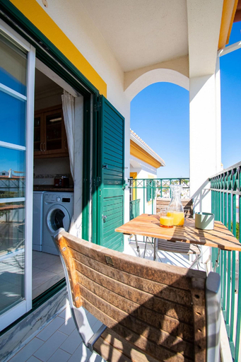 Room 5, Casa Tara - Lovely Carvoeiro Apartment With Great, Lagoa