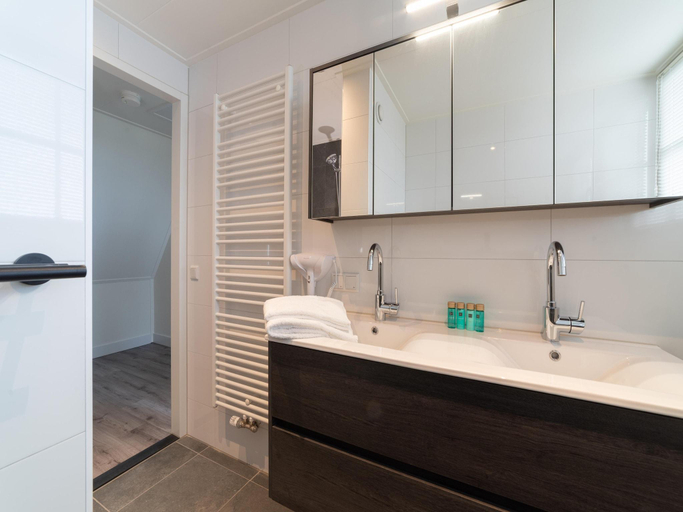 Bathroom 3, Villa in Colijnsplaat near the Sea, Noord-Beveland