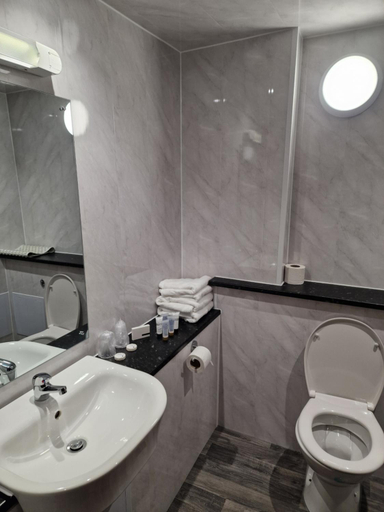 Bathroom 4, Royal Court Hotel, Coventry