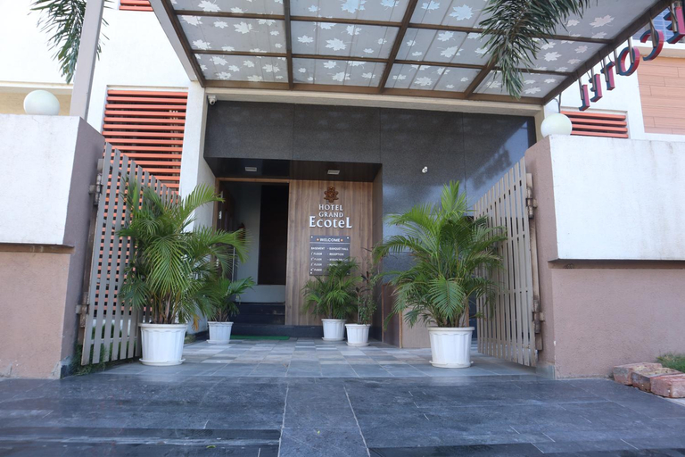 Exterior & Views