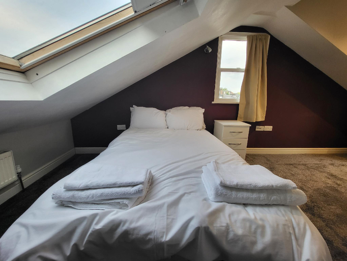 Others 2, Large 4 Bedroom House in Central London, London