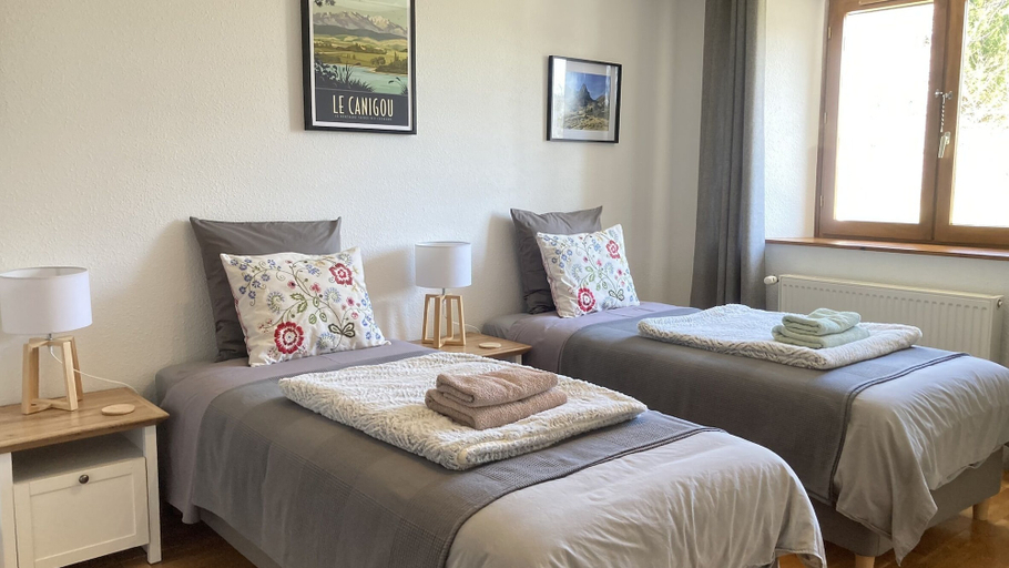 Bedroom 2, Les Deux Chevaux Guesthouse, Aude