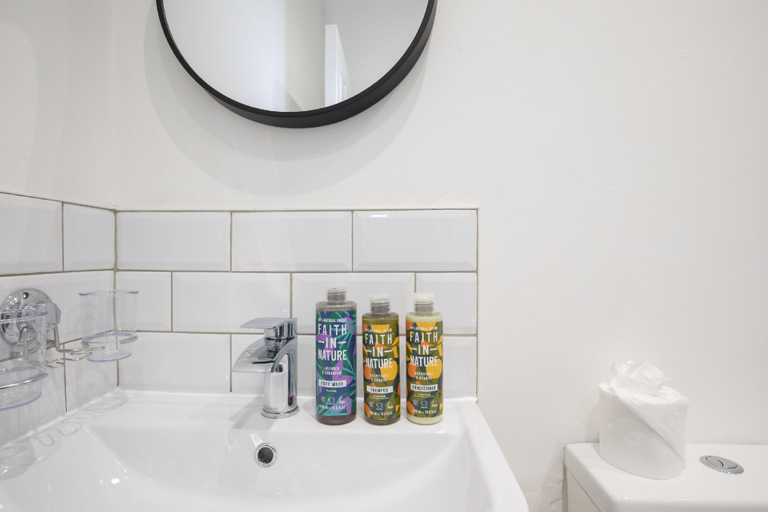 Bathroom 3, Perfect apartment for city stay, Gloucestershire